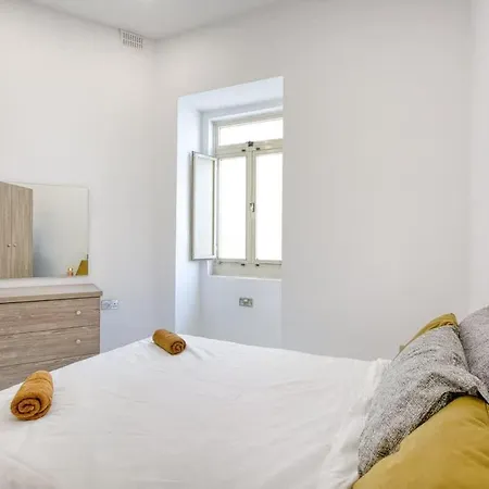 Lovely With Terrace In Ta Xbiex בית נופש