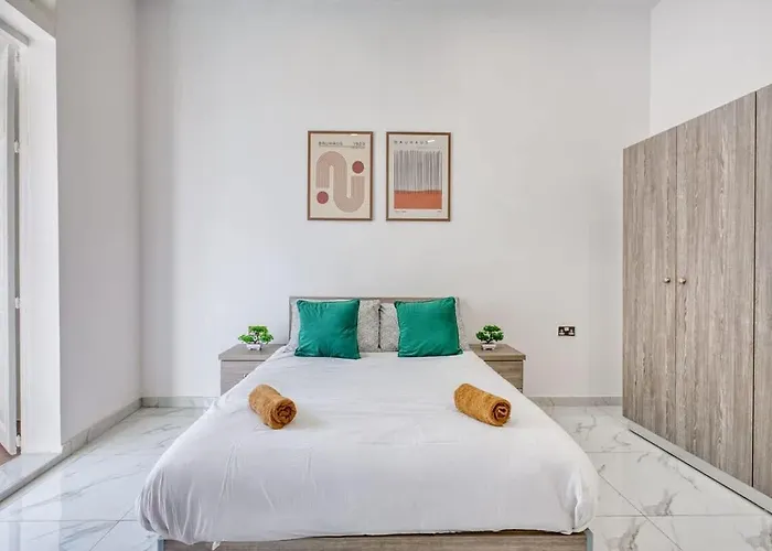 펜션 Lovely With Terrace In Ta Xbiex *