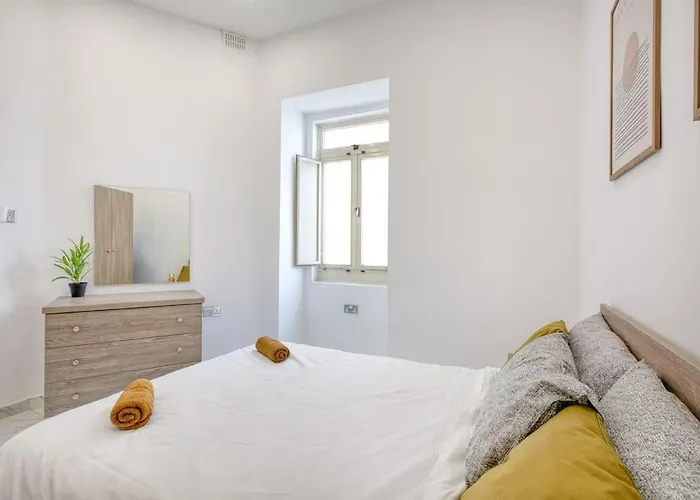 Lovely With Terrace In Ta Xbiex בית נופש