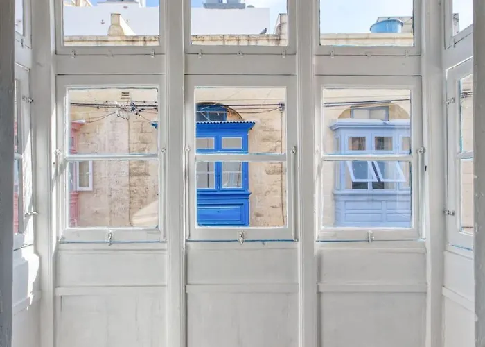 Lovely With Terrace In Ta Xbiex 펜션 *